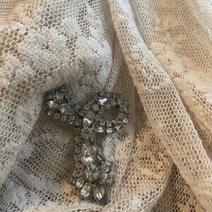 Vintage 1950s rhinestone brooch